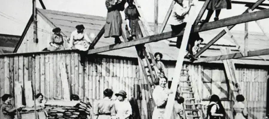 Women building extension France WWI (SCRAN)