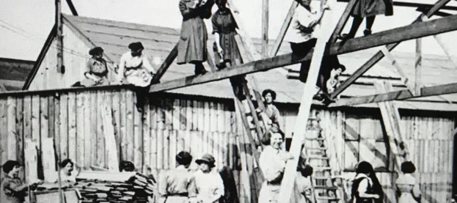 Women building extension France WWI (SCRAN)