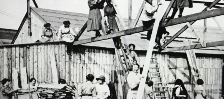Women building extension France WWI (SCRAN)